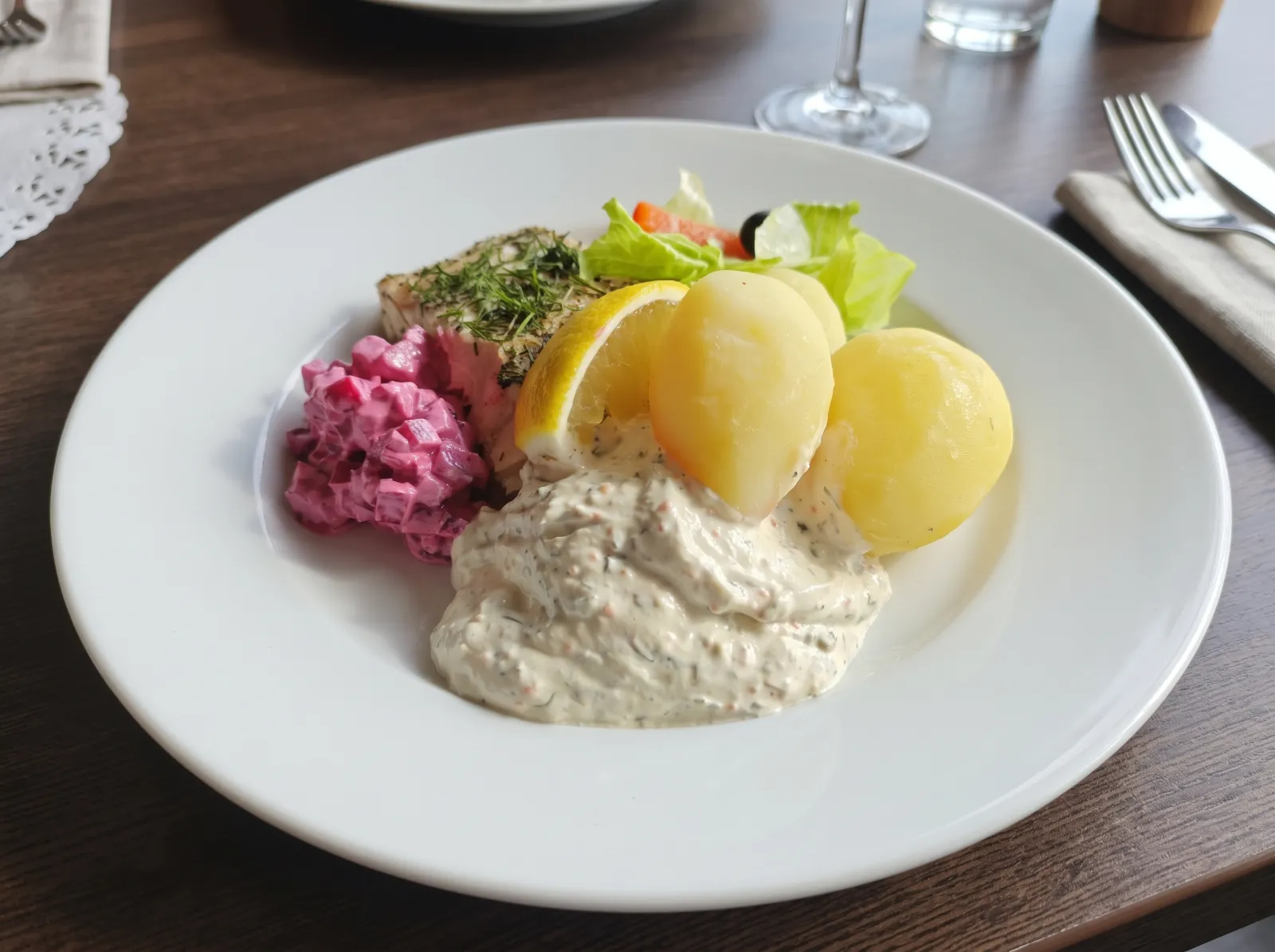 Fisk med kokt potatis, kall sås och rödbetssallad