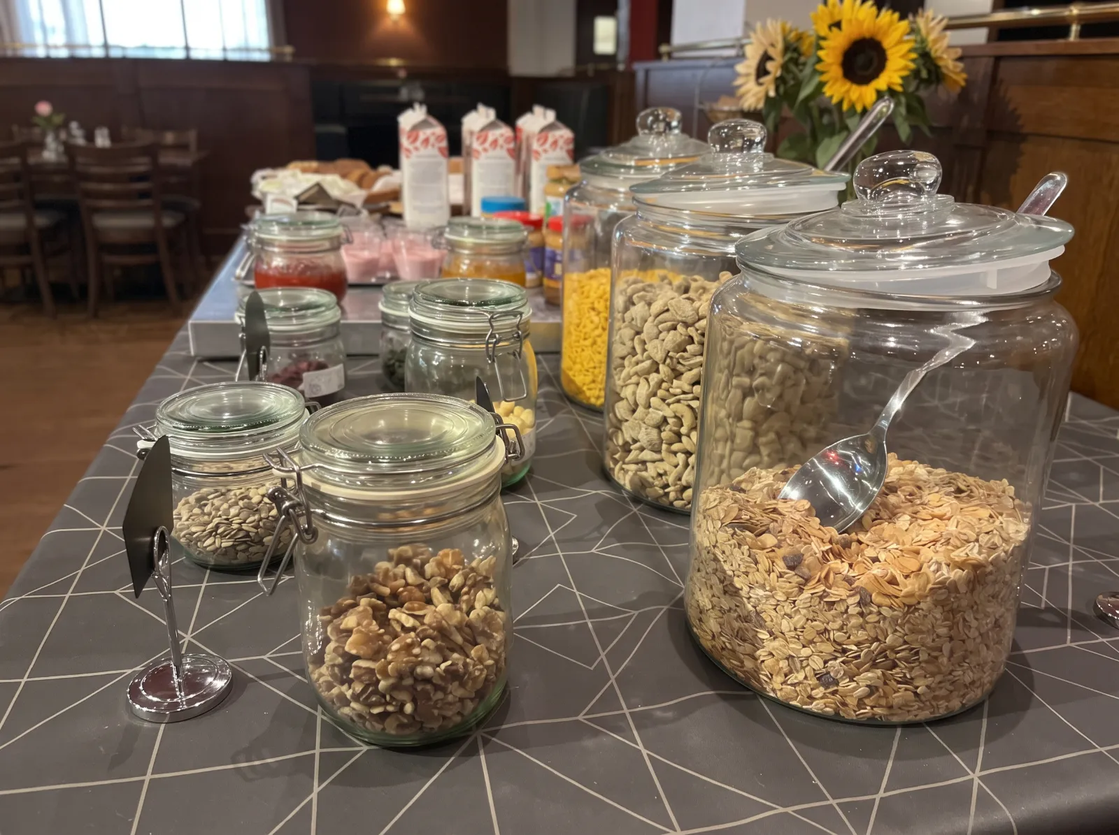 Müsli, flingor och nötter på frukostbuffén