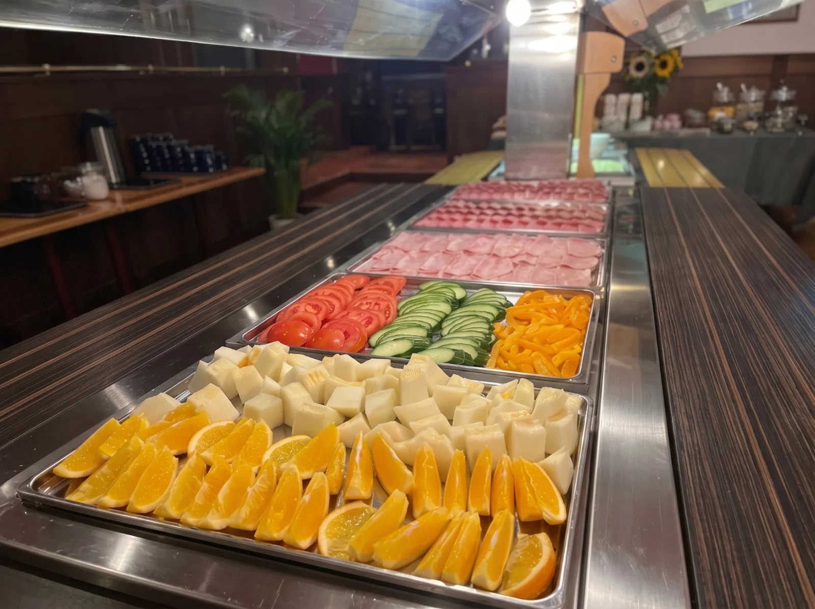 Frukostbuffén med frukt, grönsaker och pålägg