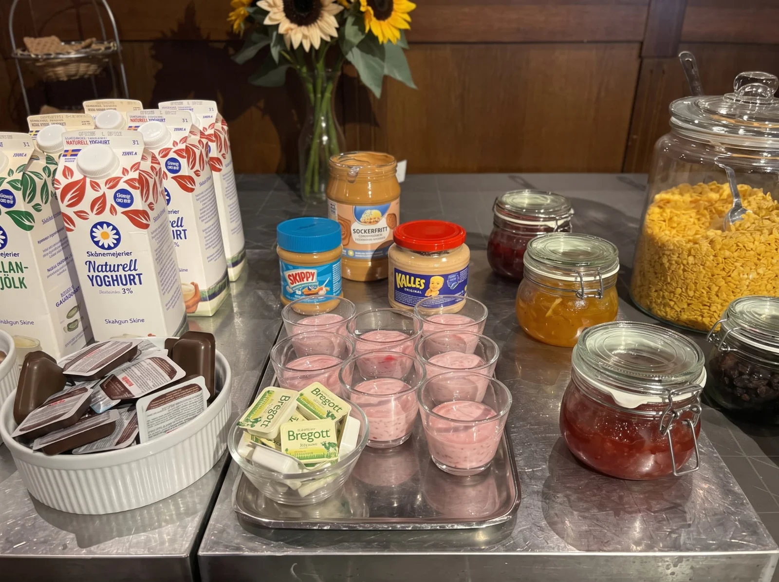 Frukostbuffén med yoghurt, flingor och marmelad